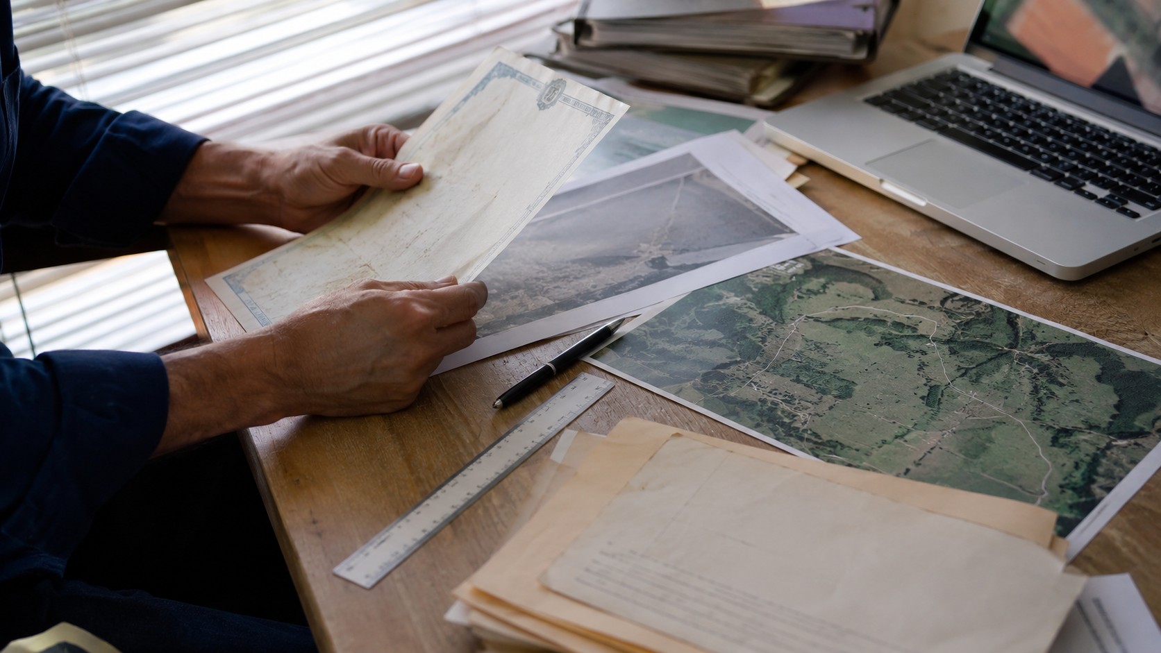 Imóvel rural começa a dar problema: proprietário conferindo documentação de um imóvel.