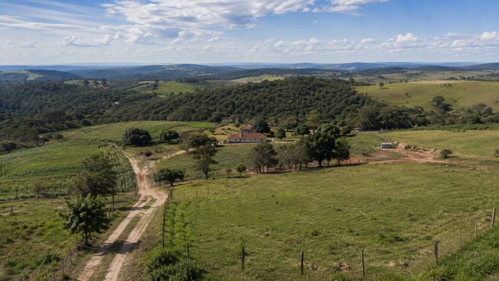 Imóvel com áreas consolidadas e em vegetação nativa para ilustrar a possibilidade de regularização ambiental rural.