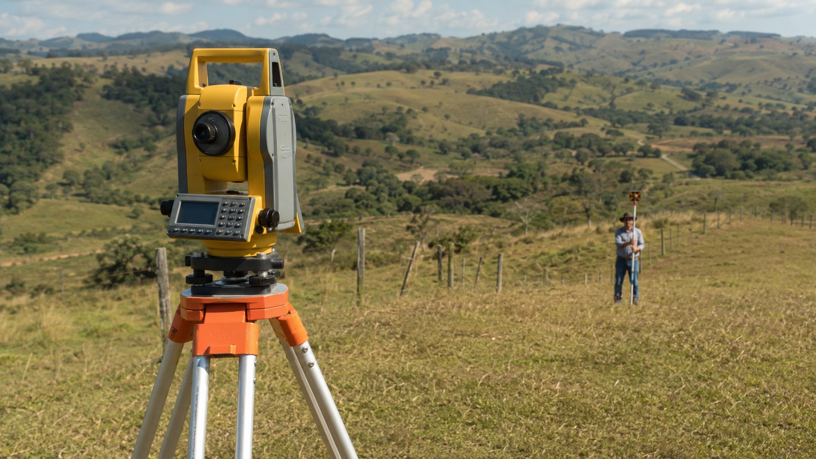Estação Total, equipamento comumente utilizado na Topografia.