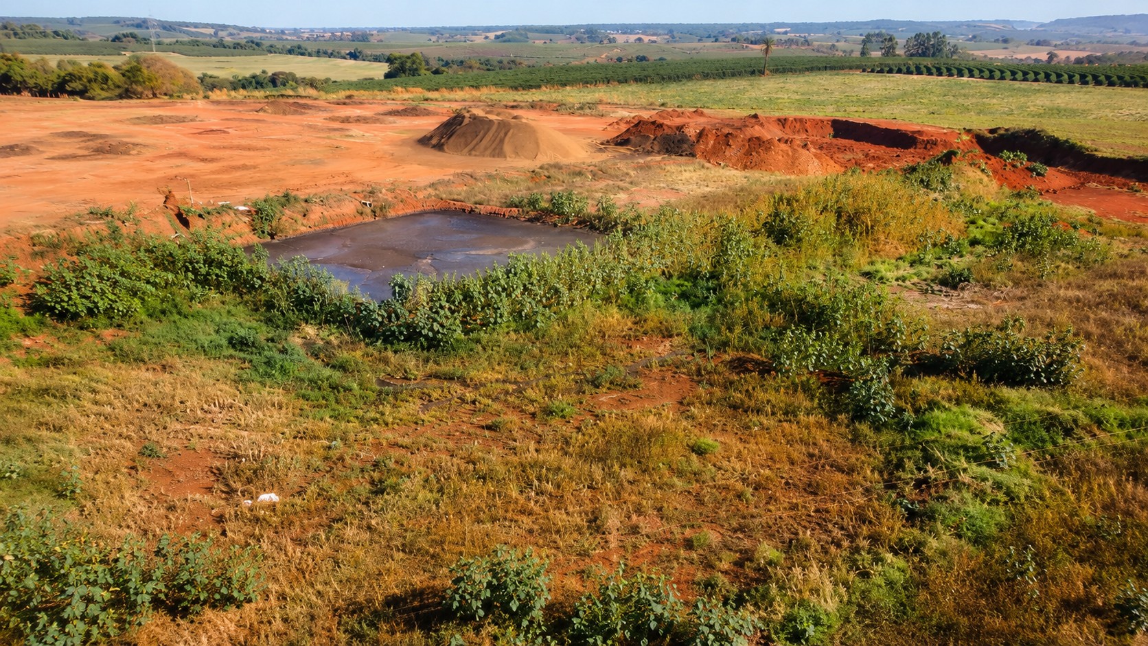 Terreno que necessita de recuperação de área degradada.